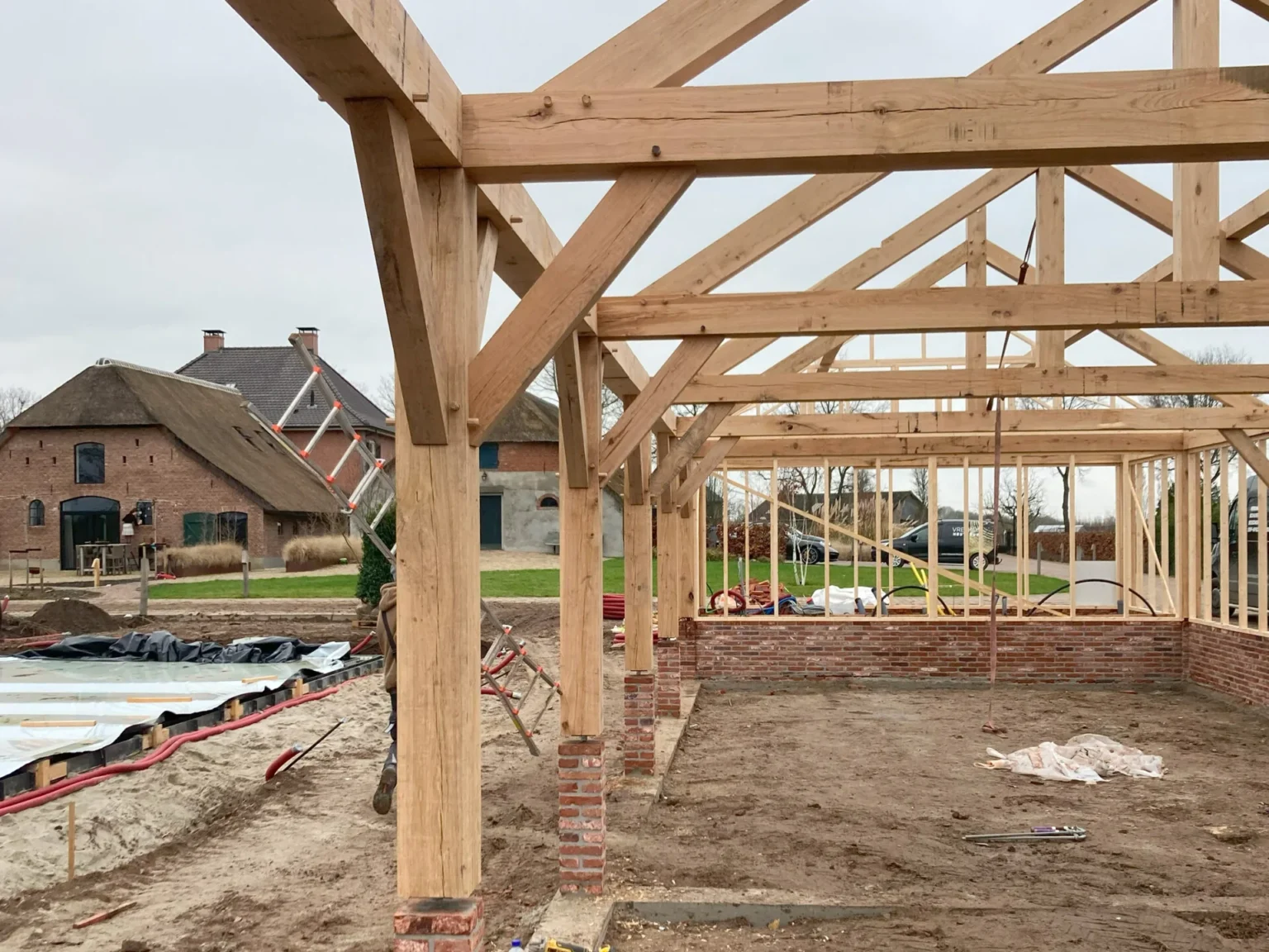 Bijgebouw met eikenhouten spanten-