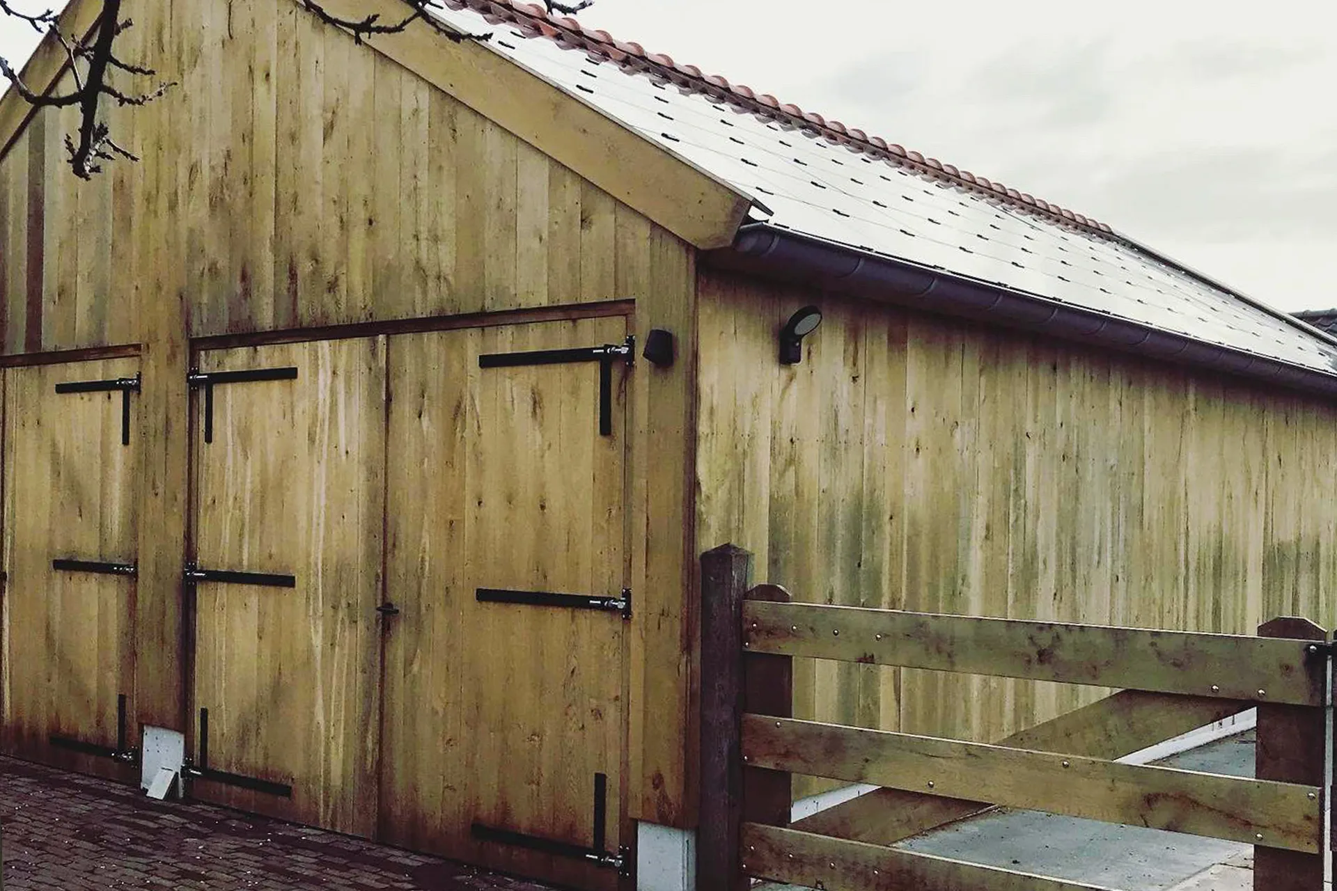 garage met berging met onbehandeld eiken in Kempische stijl