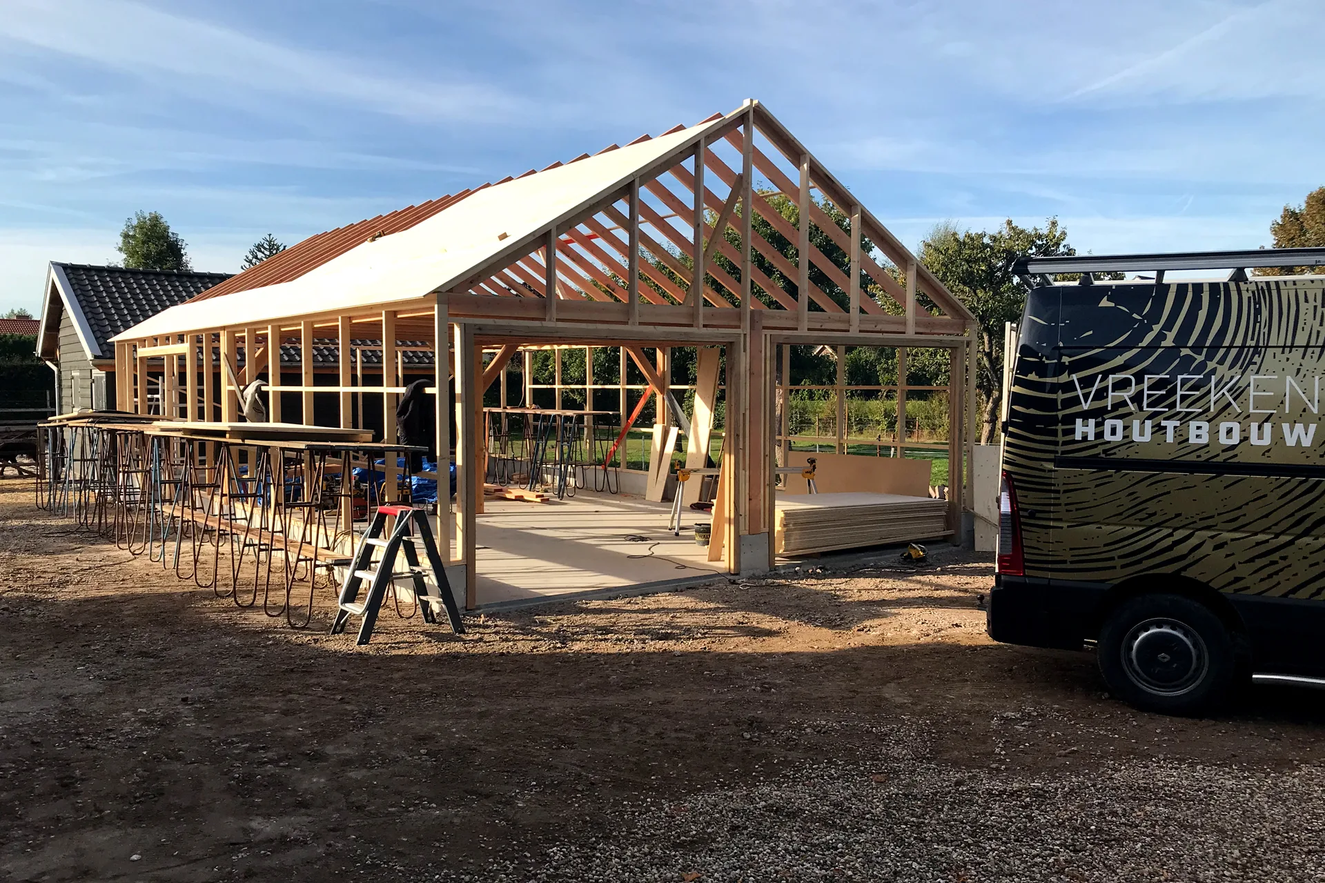 garage met berging met onbehandeld eiken in Kempische stijl